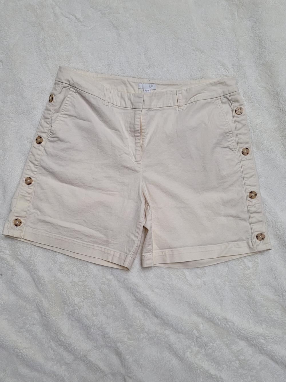 J. Jill Classic Button-Trim Women's Shorts in Cream